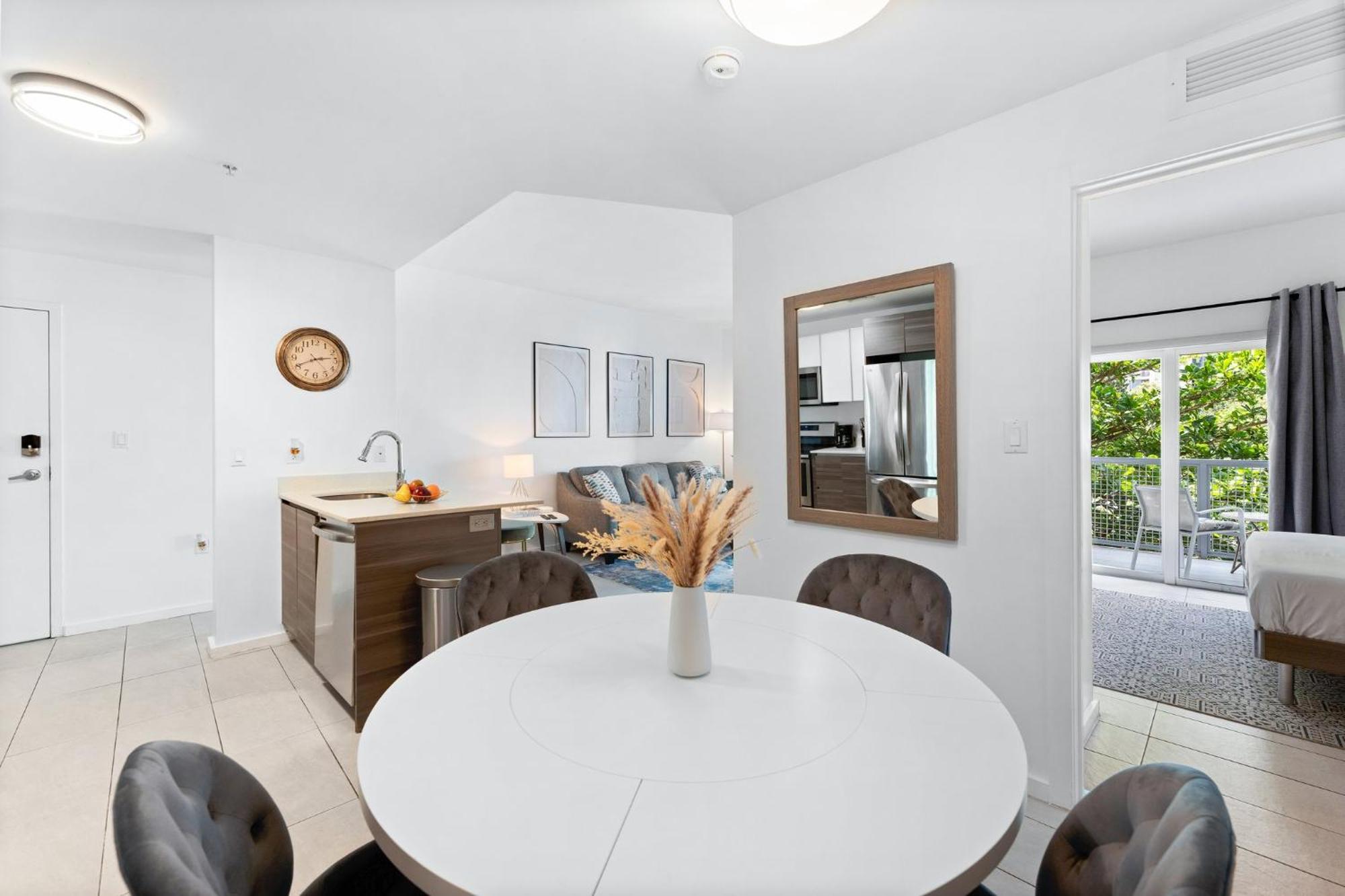 Modern Apartment In Edgewater Майами Номер фото