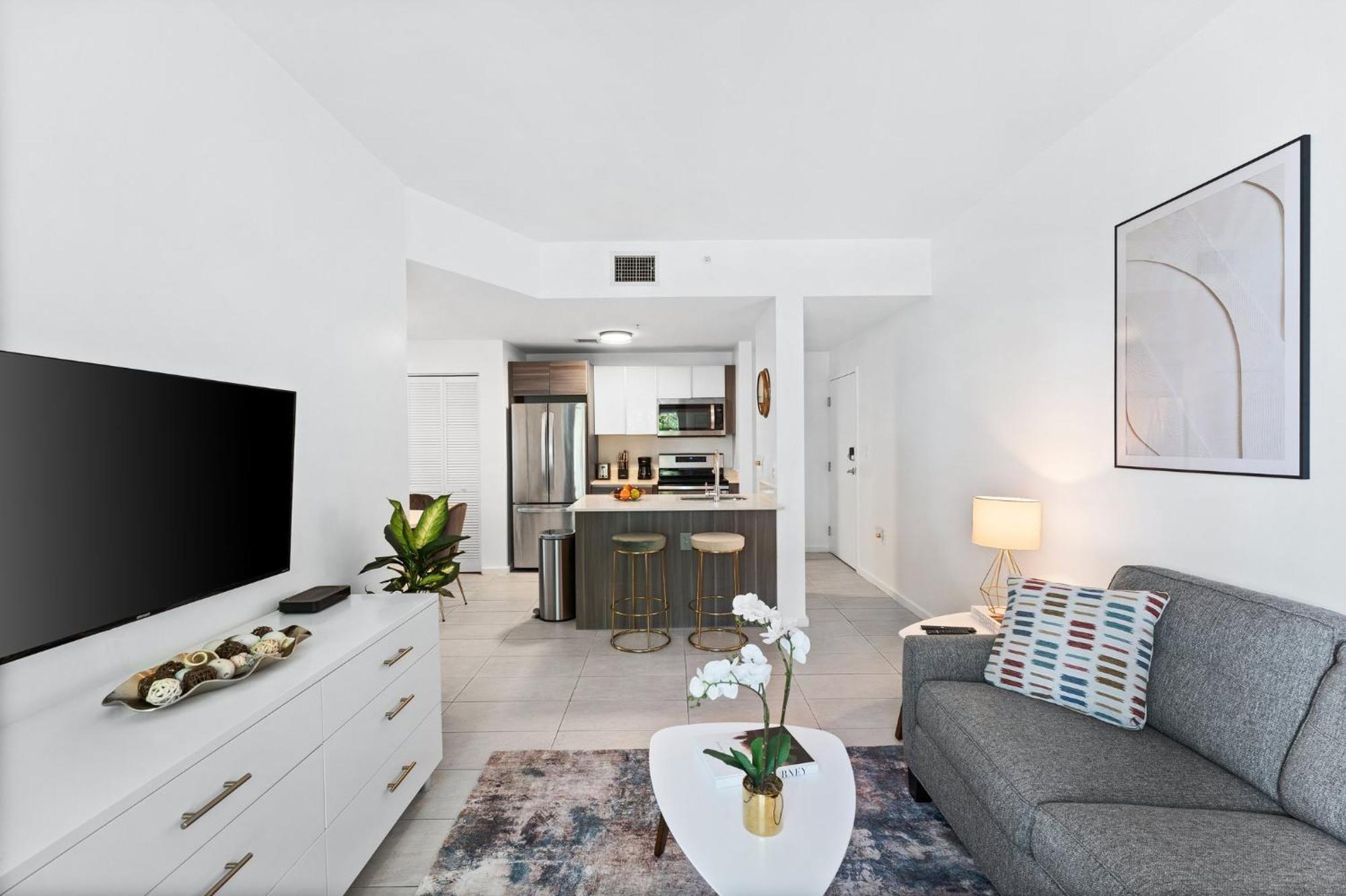 Modern Apartment In Edgewater Майами Номер фото