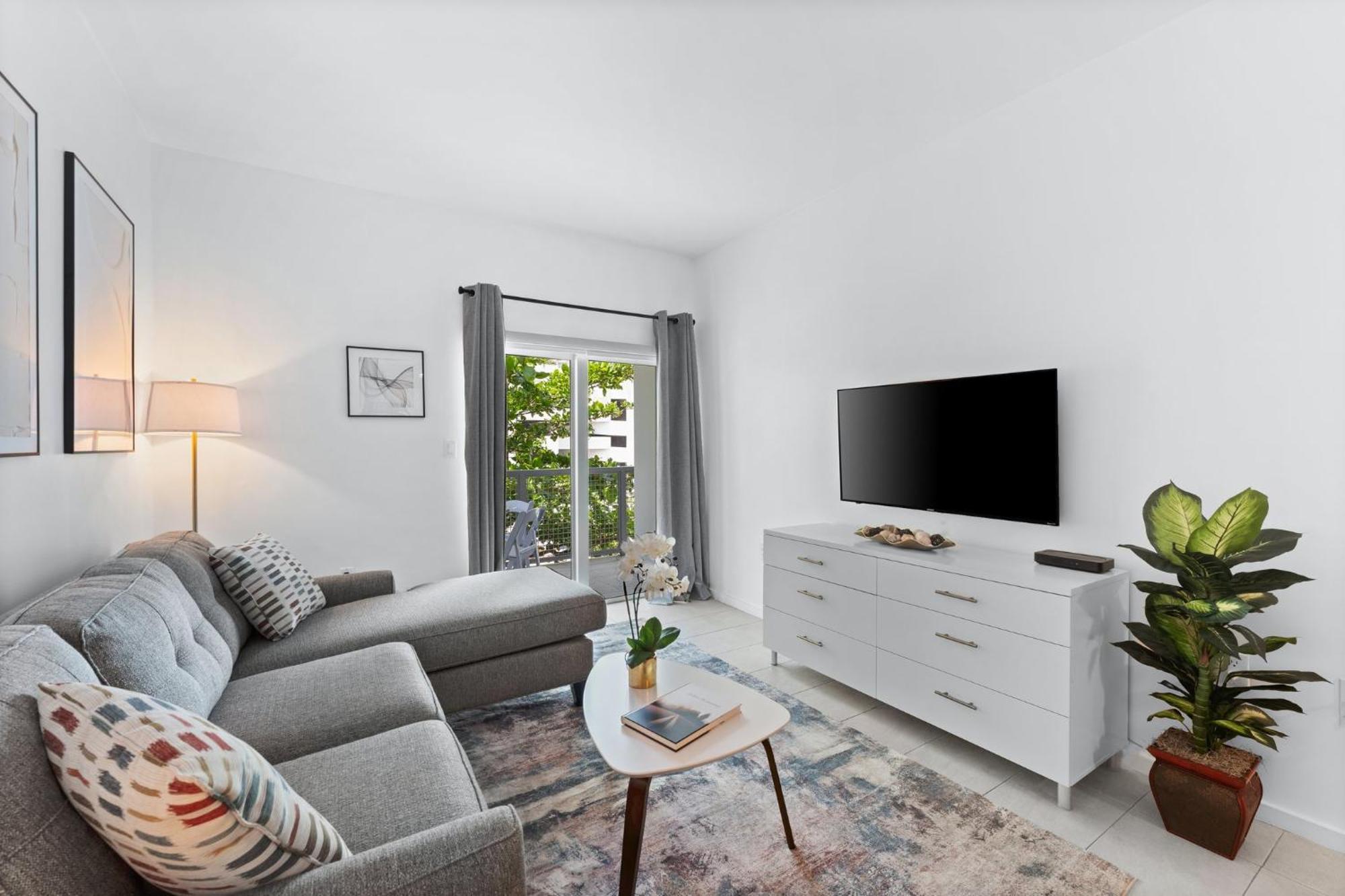 Modern Apartment In Edgewater Майами Номер фото